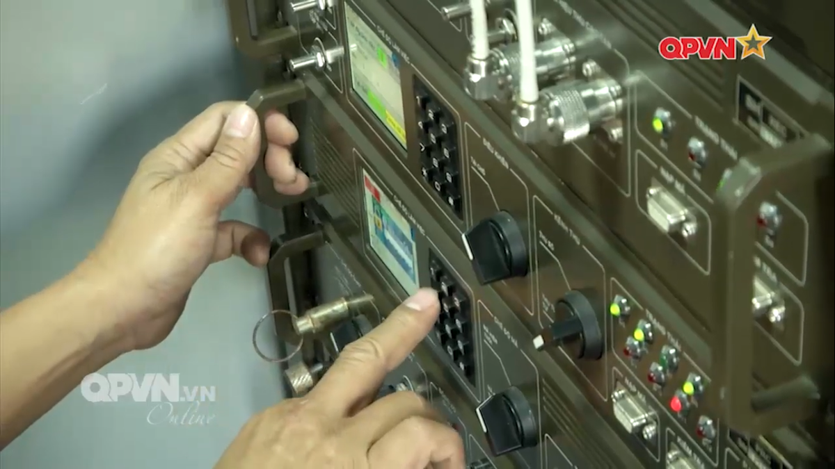 Đài radar cảnh giới VRS-2DM còn có khả năng hoạt động liên tục khi có sự cố kỹ thuật nhờ được trang bị dự phòng nhiều cấp, sẵn sàng kết nối vào hệ thống cảnh giới vùng trời quốc gia VQ. Nguồn ảnh: QPVN.