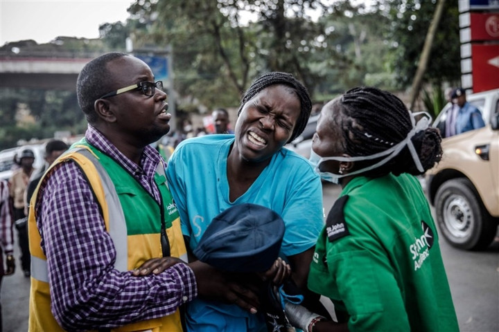 Một người phụ nữ đã suy sụp sau khi rời khỏi hiện trường. Các nhân chứng cho biết đã nhìn thấy 4 người đàn ông có vũ trang bước vào khu phức hợp này. (Ảnh Getty)