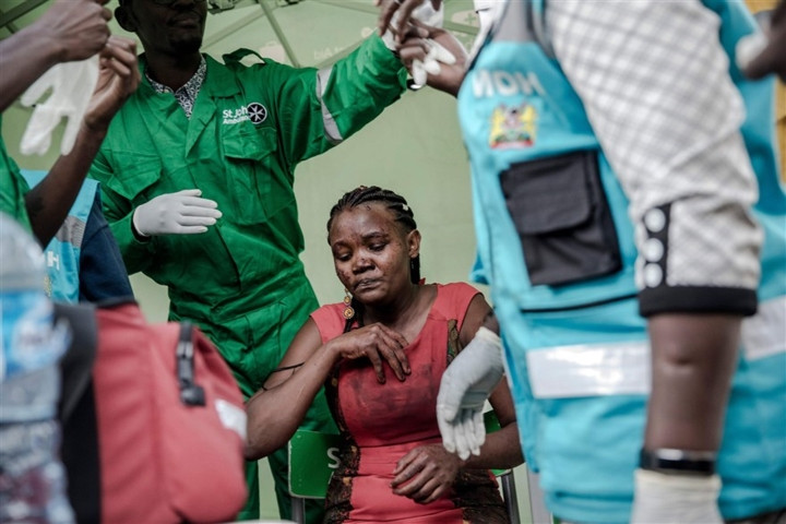 Một phụ nữ bị thương đang được chăm sóc y tế. (Ảnh Getty)