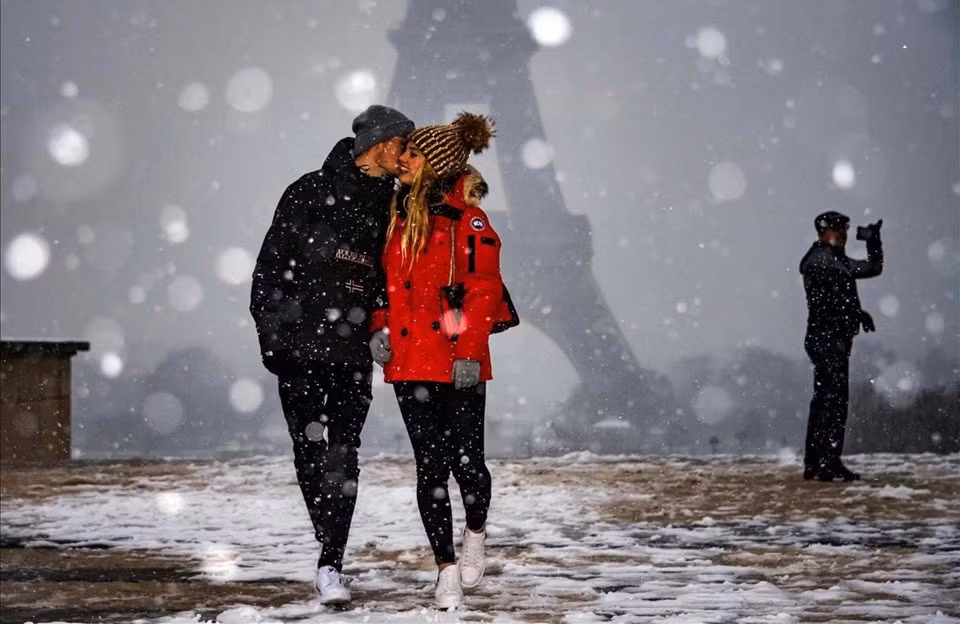 Tháp Eiffel đã đóng cửa khi tuyết rơi dày tới 5 cm ở Paris ngày 22/1. Những người trượt tuyết đã hướng đến khu vực Nhà thờ Sacre-Coeur để tận dụng lớp tuyết dày làm sân trượt.