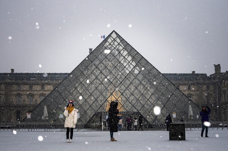Khách du lịch chụp ảnh tại Kim tự tháp Louvre. Tại Tây Ban Nha, mức cảnh báo cao nhất về bão tuyết đã được ban bố ở một số khu vực phía bắc. Bão tuyết xuất hiện sau một đợt rét đậm dữ dội chôn vùi các phần của Đức và Áo dưới tuyết trắng vào đầu tháng này trong khi nhiệt độ thấp kỷ lục được ghi nhận ở Hy Lạp.