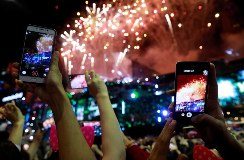 Nghi thức đón Năm mới của người dân Thái Lan cũng rất đặc biệt. Hàng trăm người dân đã tới đền Takie, ngoại ô thủ đô Bangkok, để tham gia một nghi lễ truyền thống, biểu tượng về cái chết và sự hồi sinh, giúp xóa bỏ điều xui xẻo và giúp họ được đầu thai với sự khởi đầu tốt đẹp hơn trong Năm mới. Nguồn ảnh: Reuters.