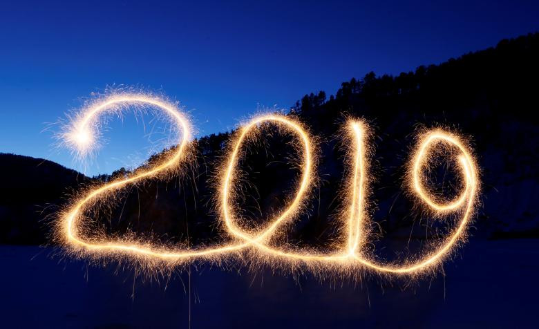 Các số "2019" được viết trên không trung bằng pháo sáng tại một trại du lịch bên ngoài Krasnoyarsk, Nga. Nguồn ảnh: Reuters.