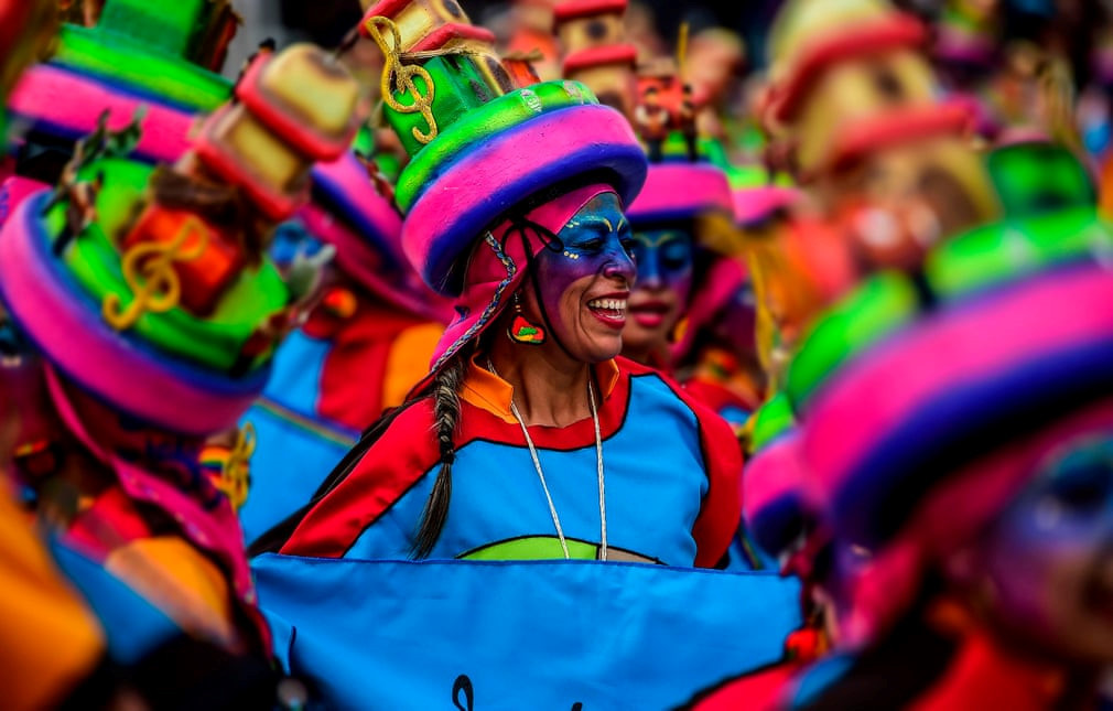 Cuộc diễu hành chính diễn ra vào ngày 6/1, ngày của người da trắng. Hàng loạt hình nộm, xe diễu hành, vũ công và đoàn người trong trang phục sặc sỡ đổ về đường phố, thể hiện tối đa sự sáng tạo của các nghệ nhân. Nhiều trò chơi thú vị cũng được tổ chức, thu hút sự tham gia của cả người dân địa phương và khách du lịch.