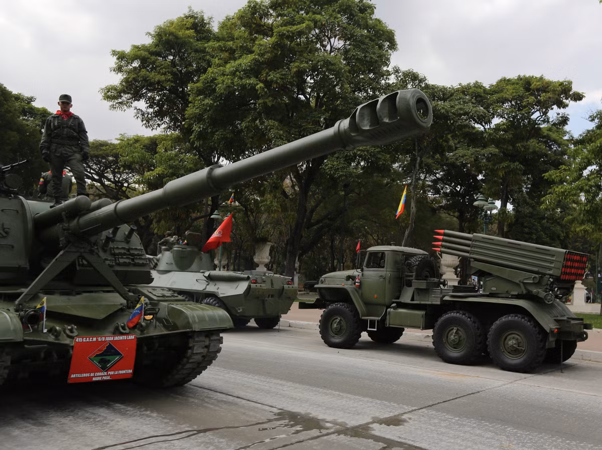 Ở thời điểm hiện tại 2S19 Msta-S được xem là mẫu pháo tự hành mạnh nhất của Quân đội Venezuela chỉ xếp sau các tổ hợp pháo phản lực phóng loạt BM-30 Smerch, số lượng Msta-S của Venezuela cũng khá đông đảo với hơn 50 đơn vị. Nguồn ảnh: AP.