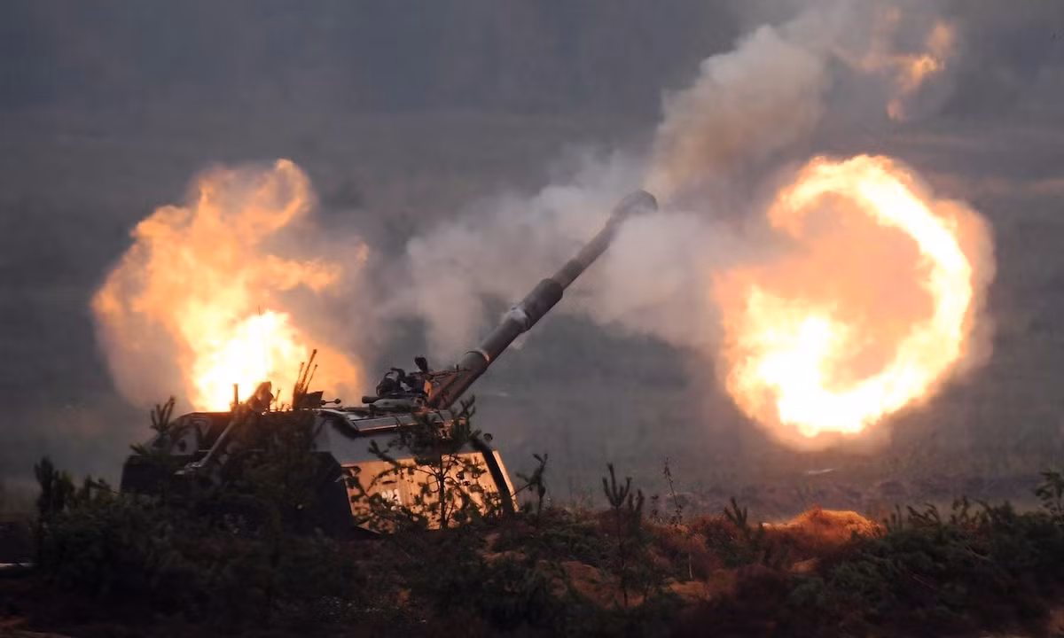 Thông số kỹ chiến thuật cơ bản của 2S19 Msta-S gồm: chiều dài 7,15m; chiều rộng 3,38m; chiều cao 2,99m; trọng lượng 42 tấn; kíp chiến đấu 5 người. Nó sử dụng pháo chính 2A65 152mm có chiều dài nòng 7,2m. Nguồn ảnh: Asia Times.