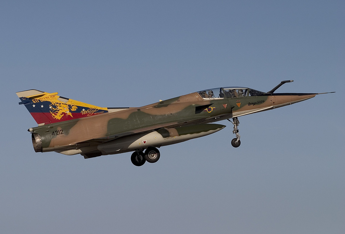 Ngoài ra, Không quân nước này còn sở hữu 24 máy bay huấn luyện phản lực Hongdu K-8 mua từ Trung Quốc, bên cạnh đó, họ cũng nắm trong tay lượng khá lớn máy bay vận tải quân sự gồm 8 chiếc Shaanxi Y-8 (Trung Quốc), 5 chiếc C-130H (Mỹ) cùng hàng chục máy bay trực thăng các loại mà đáng giá nhất là 10 chiếc Mi-17 mua từ Nga. Nguồn ảnh: Wikipedia