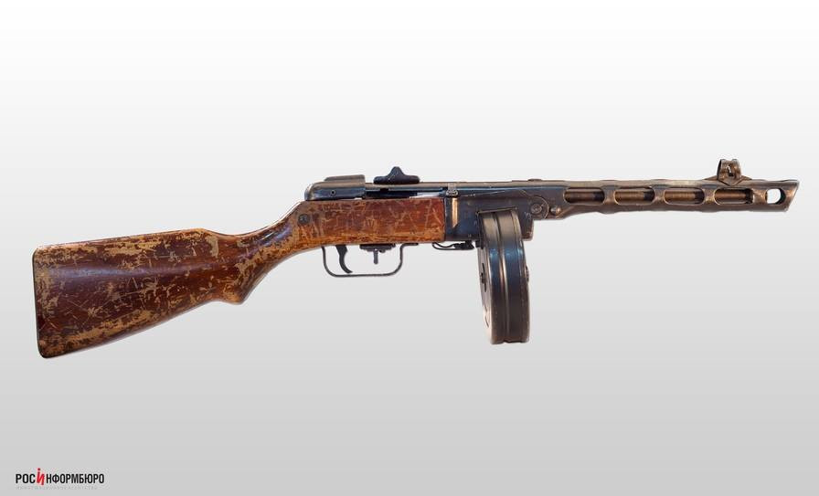Tiểu liên PPSh-41 ra đời từ năm 1941 và chính thức được trang bị cho Hồng quân Liên Xô trong cùng năm, bản thân PPSh-41 được cải tiến từ tiểu liên PPD-40 và trở thành biểu tượng của của Hồng quân trong Thế chiến thứ 2. Nguồn ảnh: Corlor.