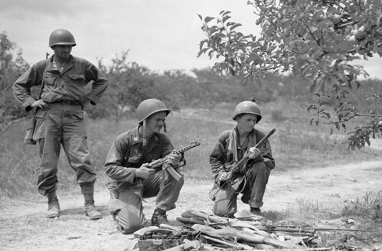 Trong suốt cuộc Chiến tranh Triều Tiên (1950-1953), các binh sĩ Mỹ đã không ít lần vất vả chống đỡ lại các đợt phản công của Quân đội Triều Tiên và Chí nguyện quân Trung Quốc, họ gần như phải tận dụng mọi loại vũ khí có trong tay kể cả đó là súng của đối phương. Nguồn ảnh: bemil.chosun.