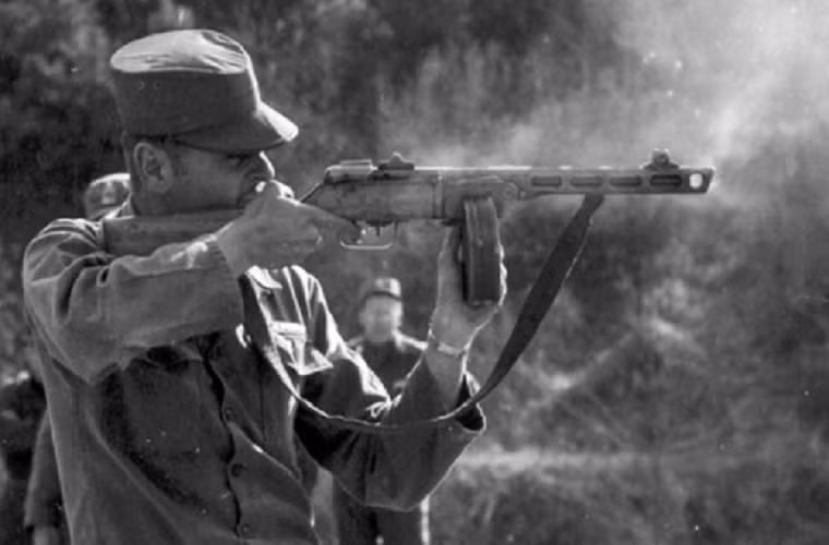 Còn về sức mạnh của PPSh-41 có lẽ đã không còn quá xa lạ với binh sĩ Mỹ khi họ từng chứng kiến hỏa lực tuyệt vời của khẩu tiểu liên này trong tay Hồng quân Liên Xô khi trên đường tiến vào Berlin. Nguồn ảnh: bemil.chosun.