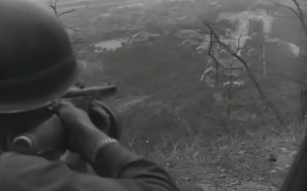 Trong ảnh là một lính Mỹ sử dụng tiểu liên PPSh-41 trong trận đánh tái chiếm lại thủ đô Seoul vào tháng 9/1950. Nguồn ảnh: bemil.chosun.