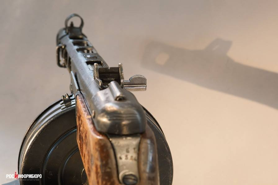 Thiết kế của khẩu PPSh-41 cực kỳ đơn giản, sử dụng kiểu máy lùi - cơ cấu bắn đơn giản và rẻ tiền nhất thời bấy giờ nhưng lại cực kỳ hiệu quả dù nó cho tầm bắn thấp và độ chính xác kém. Nguồn ảnh: Corlor.