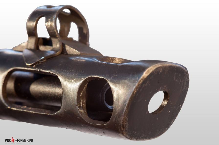 Tiểu liên PPSh-41 sử dụng cỡ đạn 7,62x25mm thay vì sử dụng cỡ đạn 9x19mm như thông thường. Cỡ đạn 7,62x25mm cho phép nó có đường đạn căng hơn và khả năng xuyên tốt hơn nhiều so với các loại đạn súng lục thông thường. Nguồn ảnh: Corlor.