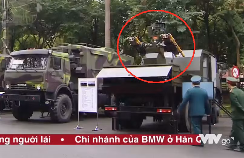 Ngac nhien tam ban to hop phong khong tu hanh 