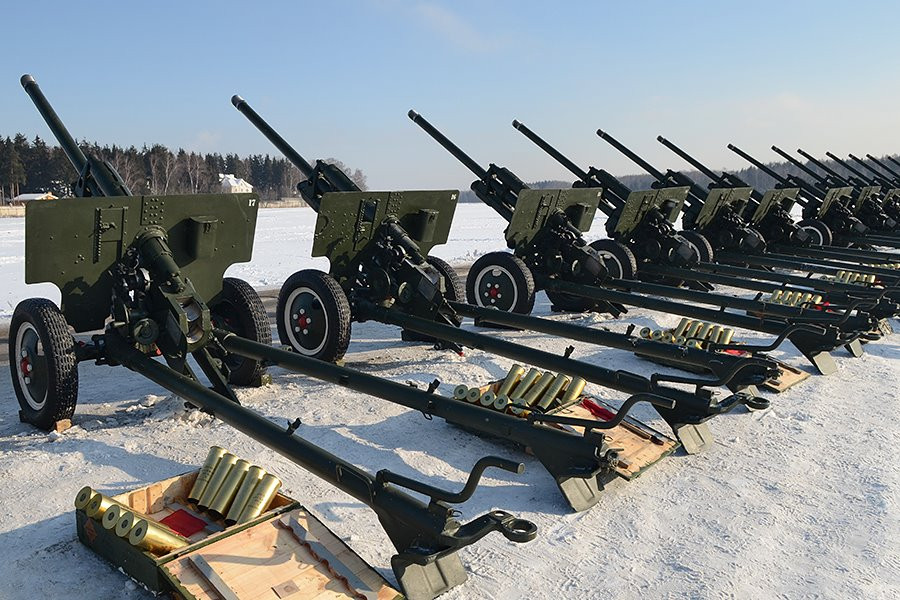 Lựu pháo ZiS-3 vốn được thiết kế cho nhiệm vụ chi viện hỏa lực, thế nhưng trong quá trình sử dụng nó lại gây ngạc nhiên vô cùng khi đảm nhiệm được cả vai trò chống tăng. Với môi trường chiến tranh hiện đại, ZiS-3 có phần hơi lép vế so với các loại vũ khí công nghệ cao, dù vậy chỗ nó vẫn có chỗ đứng nhất trong Quân đội ta. Nguồn ảnh: Sputnik.