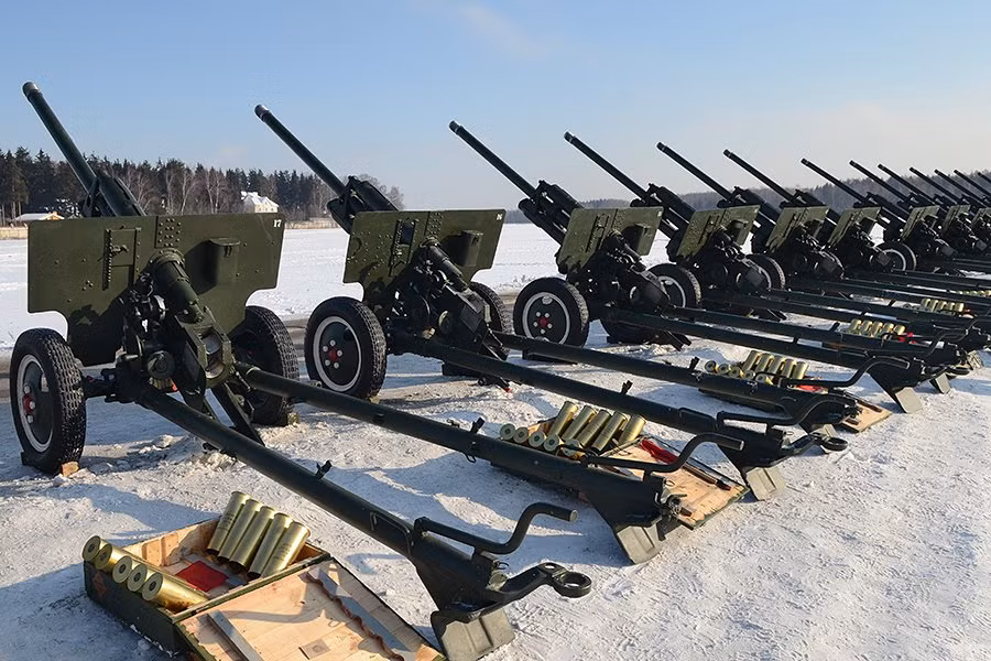 Lựu pháo ZiS-3 vốn được thiết kế cho nhiệm vụ chi viện hỏa lực, thế nhưng trong quá trình sử dụng nó lại gây ngạc nhiên vô cùng khi đảm nhiệm được cả vai trò chống tăng. Với môi trường chiến tranh hiện đại, ZiS-3 có phần hơi lép vế so với các loại vũ khí công nghệ cao, dù vậy chỗ nó vẫn có chỗ đứng nhất trong Quân đội ta. Nguồn ảnh: Sputnik.