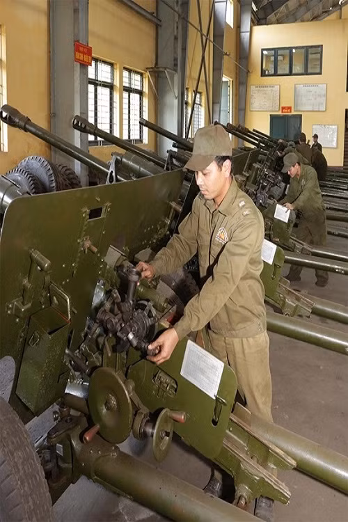 Để khắc phục tình trạng này, Nhà máy Z133 đã đầu tư các trang thiết bị, phần mềm thiết kế cơ khí mới phục vụ công tác sửa chữa các loại súng, pháo trên diện rộng. Chỉ sau một thời gian cán bộ kỹ thuật của nhà máy đã có thể nắm bắt và làm chủ được trang thiết bị từ đó tự chủ trong sản xuất một số chi tiết, phụ tùng trên một số dòng súng, pháo trước đây vốn phải mua từ nước ngoài. Nguồn ảnh: QĐND.