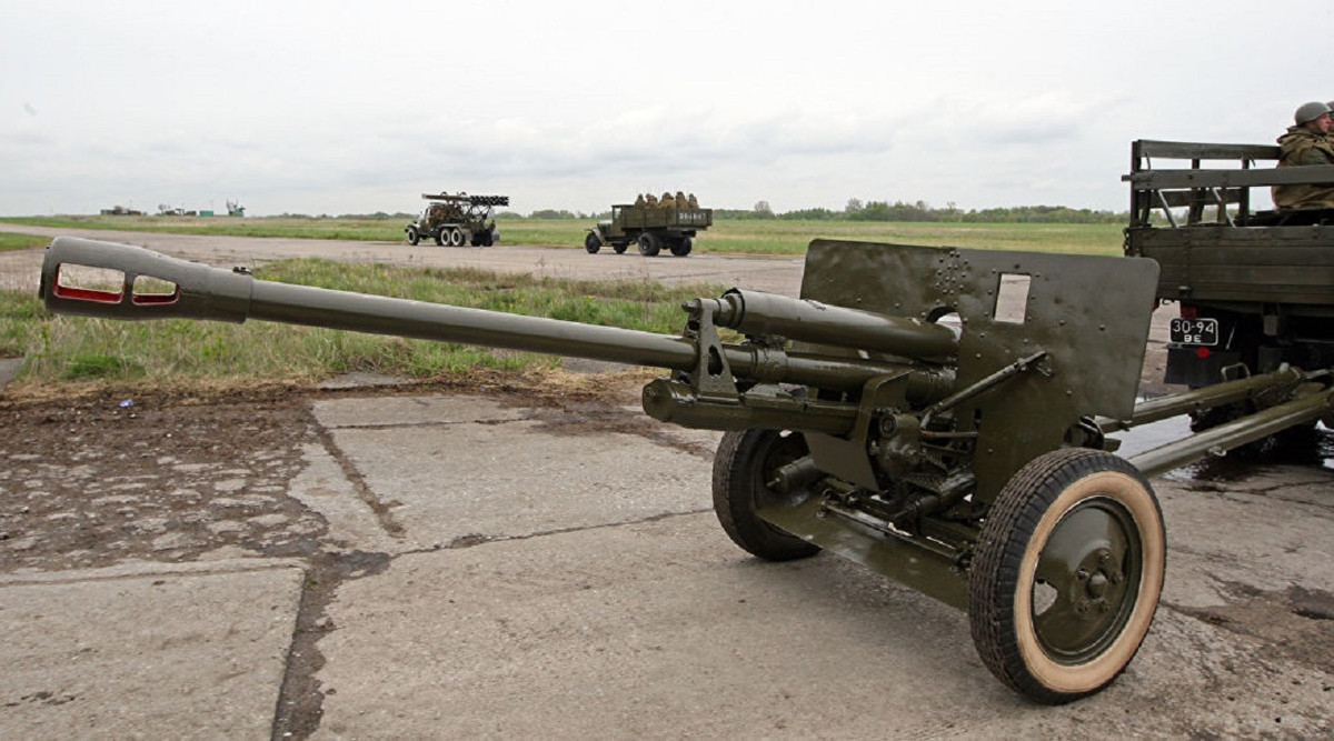 Về phần ZiS-3 đây là mẫu pháo dã chiến cấp tiểu đoàn cỡ 76mm do Nhà máy pháo binh 92 của Liên Xô thiết kế và sản xuất từ 1941-1945 với số lượng khổng lồ, lên tới 103.000 khẩu. Số lượng sản xuất cực lớn cho thấy sự thành công của khẩu pháo này trên chiến trường. Nguồn ảnh: naver.com.