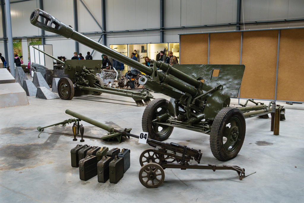 Có rất nhiều loại đạn được sản xuất cho pháo ZiS-3 76,2mm gồm: đạn xuyên giáp BR-350A/SP; đạn xuyên thép hỗn hợp cứng BR-350N (phát triển sau CTTG 2); đạn nổ mạnh chống tăng BK-354 (phát triển sau CTTG 2); đạn nổ phá mảnh OF-350B... Trong đó đạn xuyên thép BR-350A có khả năng xuyên thủng giáp trước dày 82mm với góc chạm 90 độ cách 100m, giảm xuống còn 53mm cách 2.000m... Nguồn ảnh: Flickr.