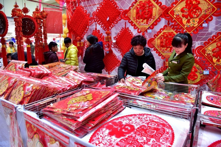 Chữ Phúc là chữ thường được người dân Trung Quốc lựa chọn để treo trong nhà dịp Tết. Ảnh người dân mua sắm tại Thạch Gia Trang.
