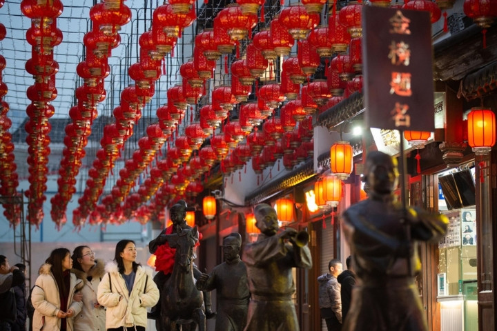 Đi chùa, thăm đền miếu cũng là hoạt động thường xuyên của người dân Trung Quốc để chào đón xuân mới. Ảnh người dân thăm miếu Phu tử ở Giang Tô.