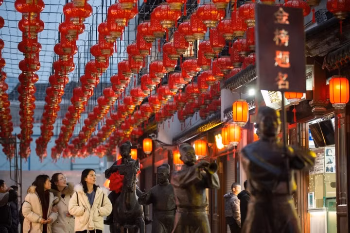 Đi chùa, thăm đền miếu cũng là hoạt động thường xuyên của người dân Trung Quốc để chào đón xuân mới. Ảnh người dân thăm miếu Phu tử ở Giang Tô.