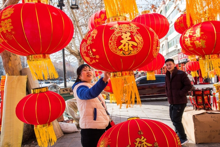 Đèn lồng - vật dụng không thể thiếu của mỗi gia đình Trung Quốc trong dịp Tết đến. Ảnh người dân mua sắm đèn lồng tại tỉnh Sơn Đông.