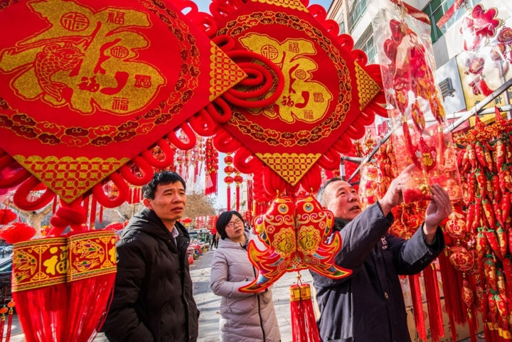 Tràn ngập sắc đỏ tại một gian hàng mua sắm Tết ở tỉnh Sơn Đông.