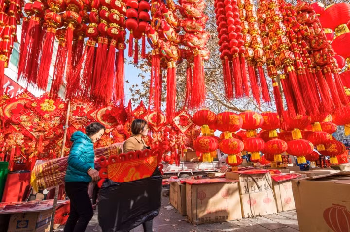 Một gian hàng bán đồ trưng bày Tết tại tỉnh Sơn Đông.