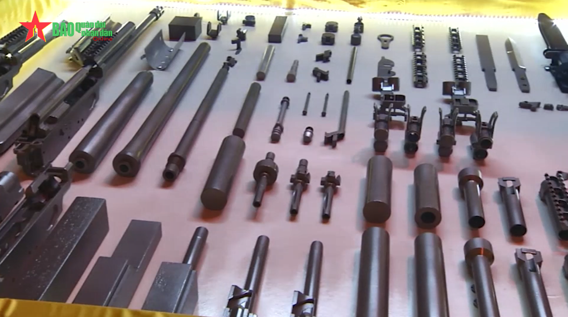 Ở thời điểm hiện tại công nghiệp quốc phòng Việt Nam nói chúng và Nhà máy Z111 nói riêng đã nội địa hóa gần như toàn bộ các chi tiết cấu thành nên súng trường Galil ACE, và bước đầu đã có những cải tiến cho mẫu vũ khí này. Nguồn ảnh: Quân đội Nhân dân.