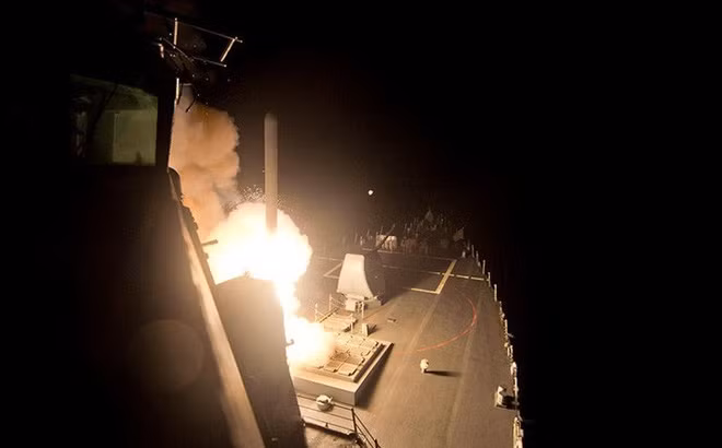 Nhận định trên được vị chuyên gia này nói đến trong bài viết được đăng tải trên tạp chí The National Interest, khoảng cách giữa lực lượng Hải quân Mỹ và Nga đang ngày càng bị thu hẹp, trên nhiều lĩnh vực Hải quân Nga đã bắt đầu qua mặt Hải quân Mỹ. Hiện Mỹ không thể triển khai vũ khí tầm xa hiệu quả trên các tàu mặt nước nhỏ giống như việc Nga trang bị cho hệ thống tàu mặt nước loại tổ hợp tên lửa Kalibr.