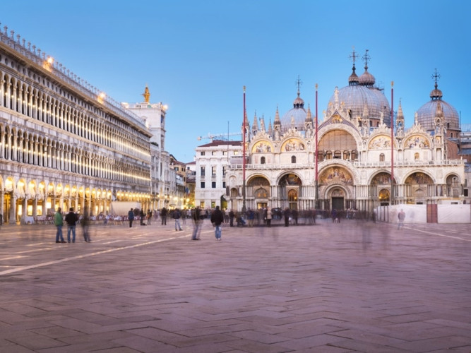 Quảng trường Piazza San Marco với thánh đường St. Mark's Basilica cũng là những điểm đến nổi tiếng của Venice.