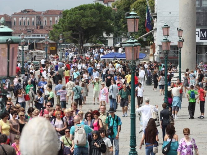 Tuy nhiên, trong những năm gần đây, Venice đang phải đối mặt với một số vấn đề và ngày càng ít thu hút hơn với các du khách.