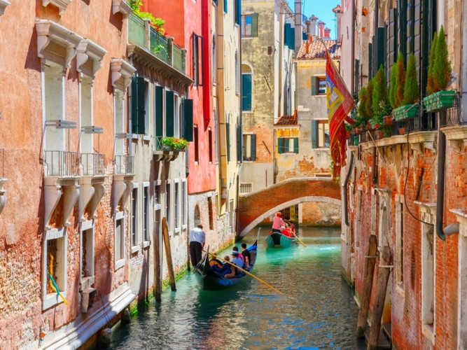 Venice còn nổi tiếng với những kênh đào đẹp như tranh và những con thuyền đáy bằng lững lờ trôi giữa thành phố đầy thơ mộng.