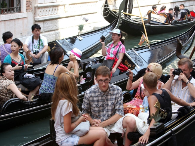 Thậm chí cả khi sau khi xếp hàng dài để mua được một chiếc vé cho trải nghiệm này thì bạn cũng phải trả tới 140 USD cho một chuyến tham quan 40 phút.