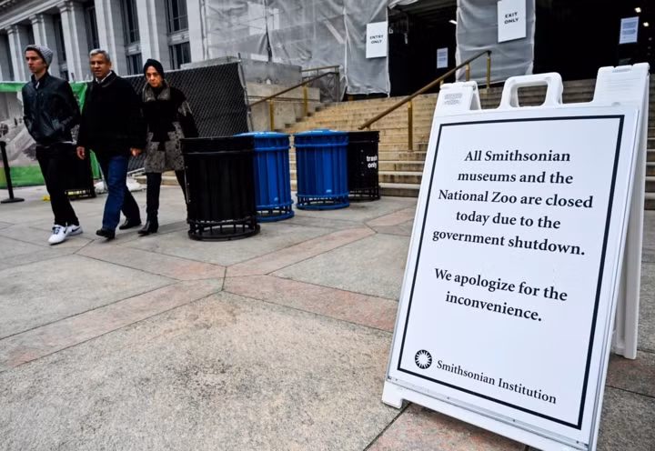 Viện Smithsonian - Hệ thống bảo tàng và khu liên hợp nghiên cứu lớn nhất thế giới đã thông báo đóng cửa tất cả các bảo tàng ngày 2/1/2019. Những tranh cãi liên quan đến khoản ngân sách an ninh biên giới đã khiến chính phủ Mỹ đóng cửa một phần từ trưa 22/12.