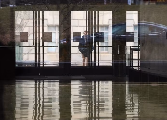 Một vài du khách tới Bảo tàng Lịch sử Quốc gia Mỹ nhưng tất cả những gì họ thấy là những biển hiệu thông báo đóng cửa.