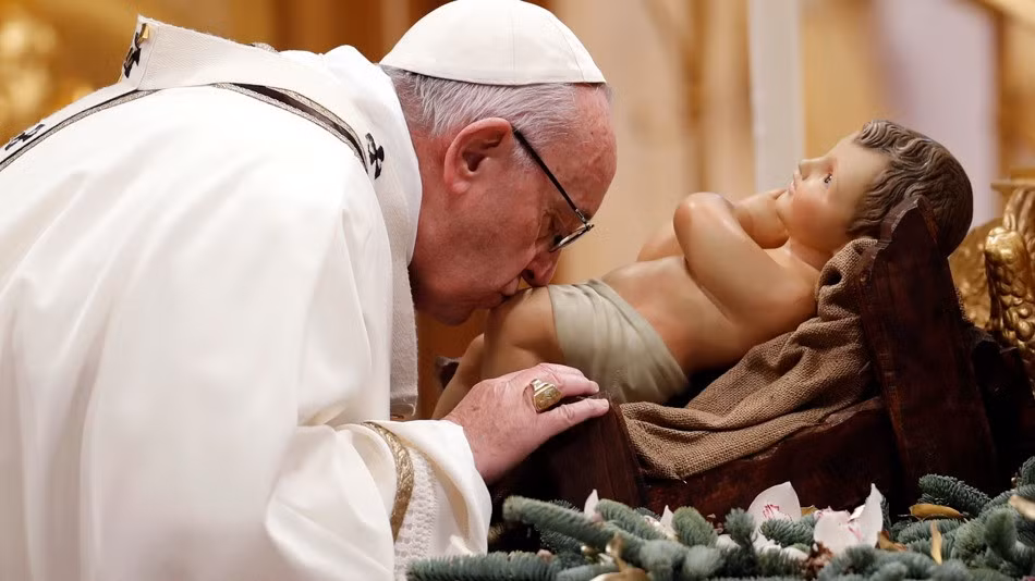 Đức Giáo Hoàng Francis cử hành thánh lễ cho Lễ Hiển Linh tại Vương cung thánh đường Thánh Peter ở Vatican. Giáo hoàng Francis kêu gọi mọi người đi theo con đường của "tình thương khiêm nhường" và chăm lo cho những người nghèo khổ.