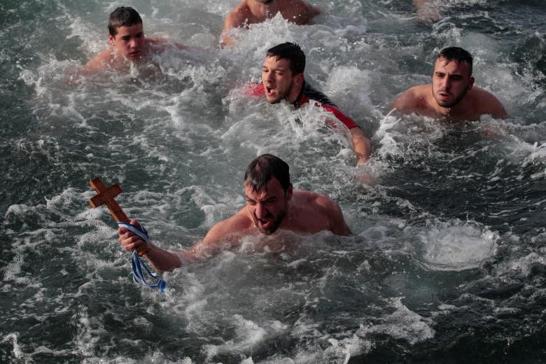 Michalis Apostolidis, 35 tuổi, bắt được cây thánh giá bằng gỗ trong Lễ Hiển Linh ở Thessaloniki, Hy Lạp. Theo truyền thống, người lấy được cây thánh giá bằng gỗ sẽ được giải thoát khỏi những linh hồn xấu xa và sẽ khỏe mạnh trong suốt cả năm. Sau khi thánh giá được vớt lên, linh mục sẽ dùng bó húng quế để rảy nước cho các tín đồ.