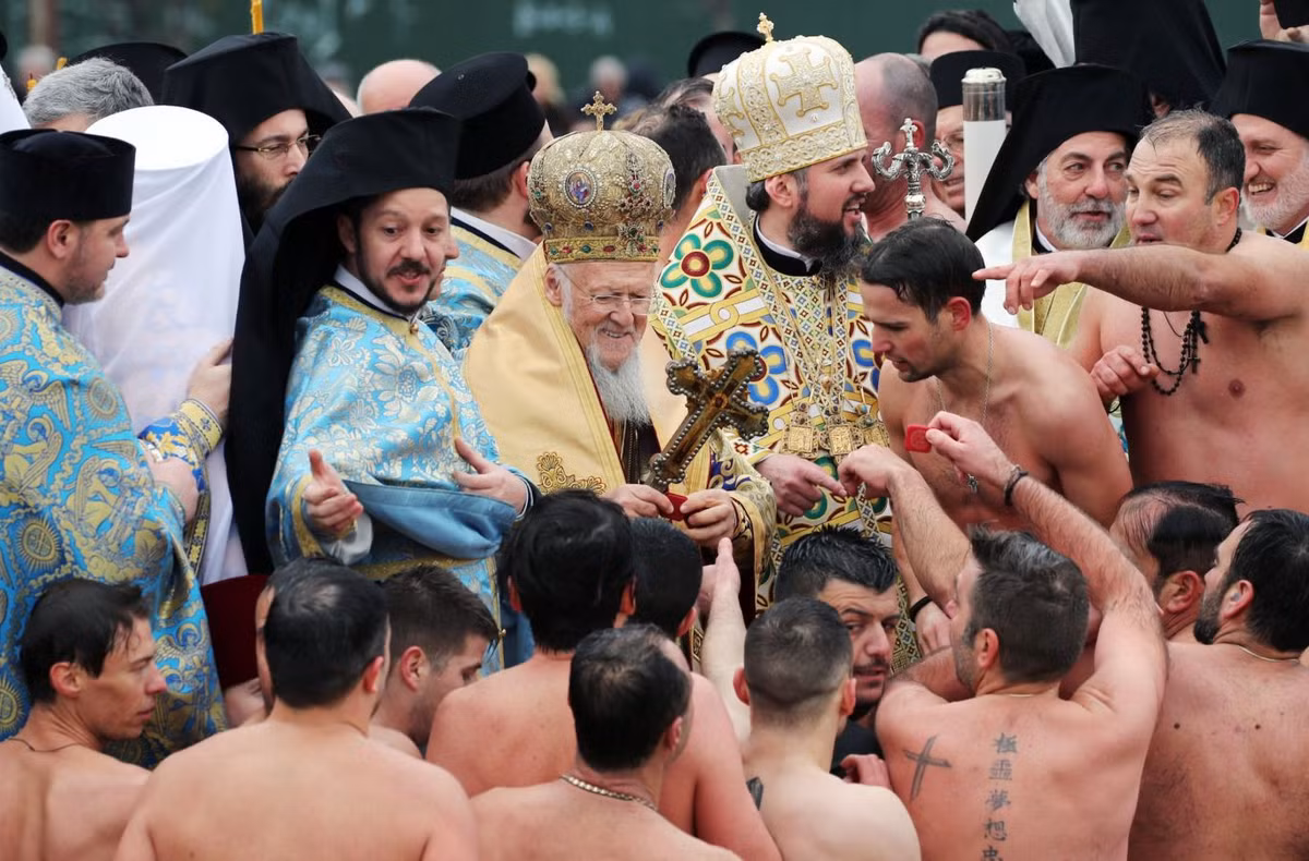 Thượng phụ Đại kết Bartholomew I tặng quà cho các tín hữu Chính thống Hy Lạp sau khi họ tham gia bơi tại vịnh Sừng Vàng trong ngày Lễ Hiển Linh ở Istanbul, Thổ Nhĩ Kỳ. Hàng chục người đàn ông Chính thống giáo đã lao xuống vùng nước lạnh ở Istanbul để lấy thánh giá đánh dấu lễ rửa tội của Chúa Jesus.