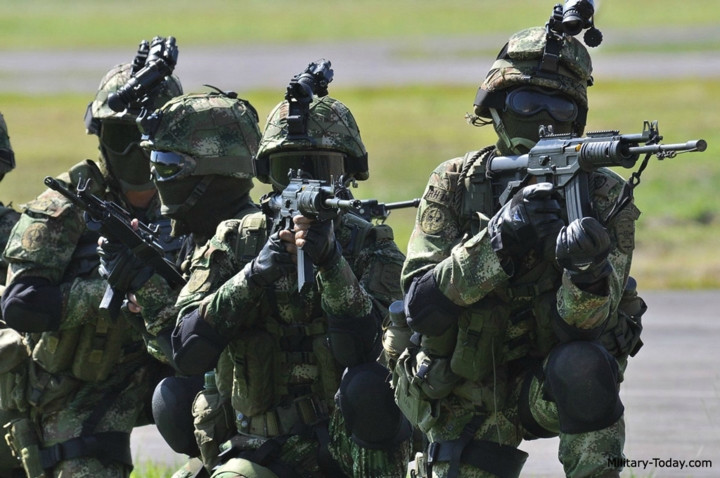 Đáng chú ý cả hai phiên bản đều thiết kế báng gập vì thế khi gập báng cho phép chiều dài giảm thêm 80mm. Ảnh: Military-Today.