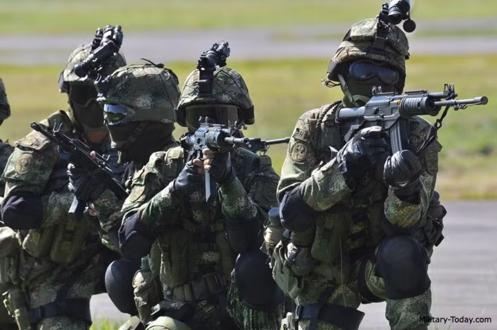 Đáng chú ý cả hai phiên bản đều thiết kế báng gập vì thế khi gập báng cho phép chiều dài giảm thêm 80mm. Ảnh: Military-Today.