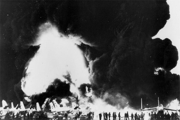 Tên lửa đột ngột nổ tung, dẫn tới một chuỗi gần 18 phản ứng nổ liên hoàn, phá hủy sàn bay của USS Enterprise.