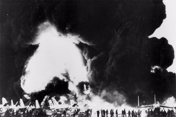 Tên lửa đột ngột nổ tung, dẫn tới một chuỗi gần 18 phản ứng nổ liên hoàn, phá hủy sàn bay của USS Enterprise.