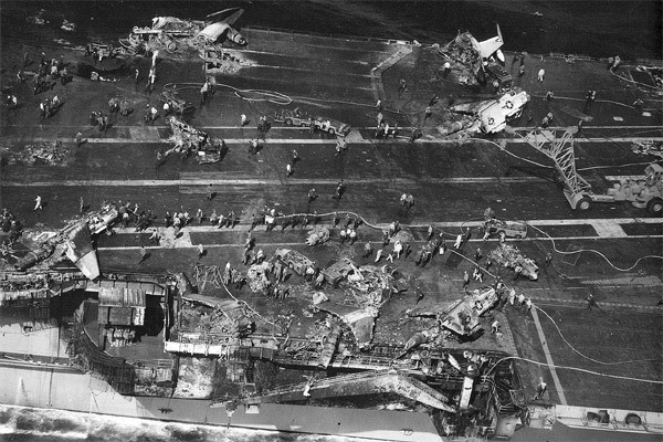 Các hình ảnh ghi tại hiện trường cho thấy nhiều xác máy bay bị cháy rụi, trong khi những mảnh vỡ bắn tung tóe khắp sàn bay bị hư hại.