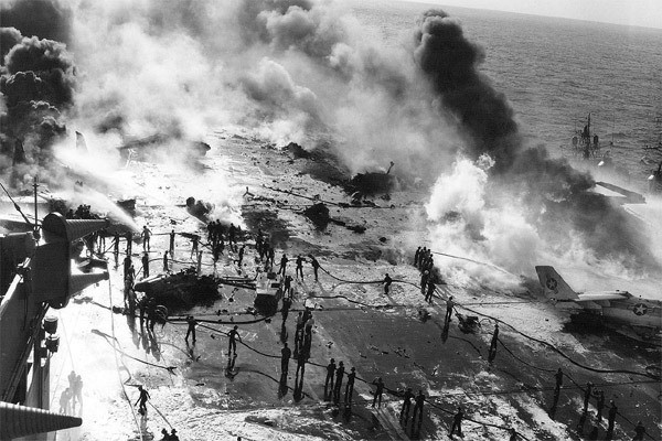 Lửa cháy rừng rực, bao trùm khắp boong tàu USS Enterprise suốt 4 tiếng đồng hồ cho tới khi các đội cứu hộ có thể khống chế được hỏa hoạn.