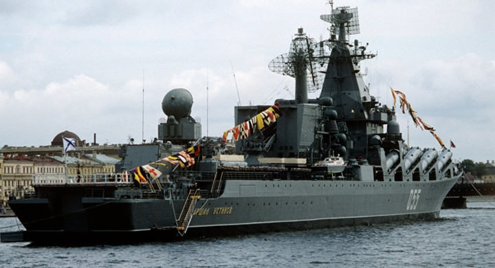 Hệ thống điện tử của Slava cũng thuộc hàng tinh vi và đồ sộ bậc nhất với radar kiểm soát đường không tầm xa MR-800 Voshkod/Top Pair 3D, MR-700 Fregat/Top Steer hoặc MR-710 Fregat-MA/Top Plate 3D. Ảnh: Sputnik.