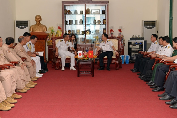 Phong ve Bien Nhat Ban tham, giao luu voi Hai quan Viet Nam