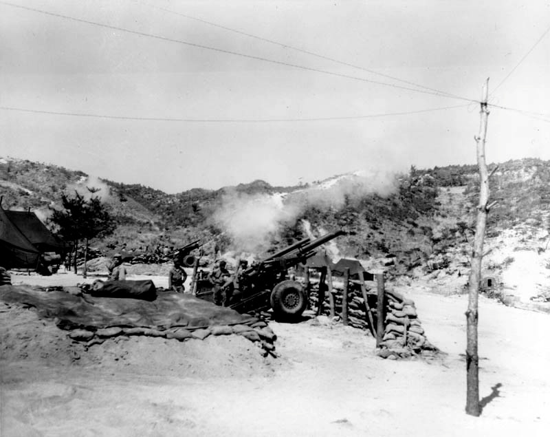 Một trận địa pháo M114 của Mỹ tại gần Kumwha, Hàn Quốc. Ảnh được chụp vào tháng 4/1952. Nguồn ảnh: Quân đội Mỹ.