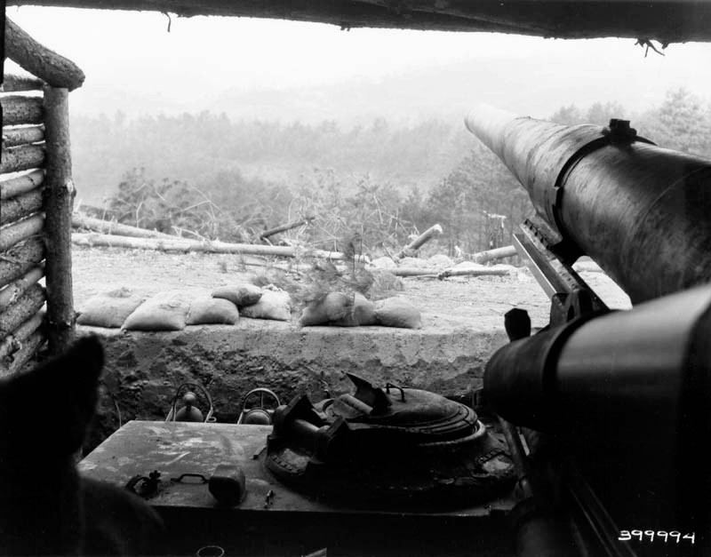 Pháo tự hành 203mm M43 của Quân đội Mỹ được đặt trong một căn hầm trên đồi 857, Hàn Quốc. Ảnh được chụp vào tháng 5/1952. Nguồn ảnh: Quân đội Mỹ.